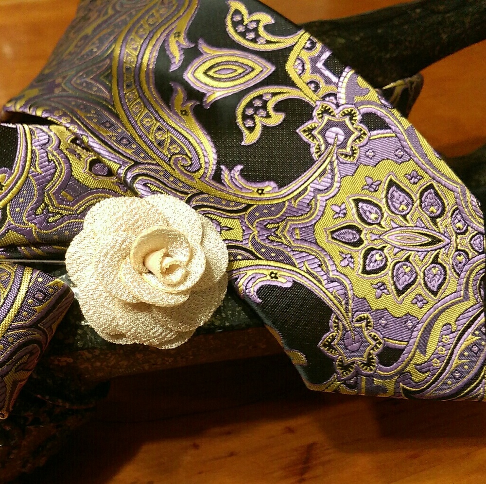 Exclusive Paisley Tie with 16 Fold Petal Lapel Acc